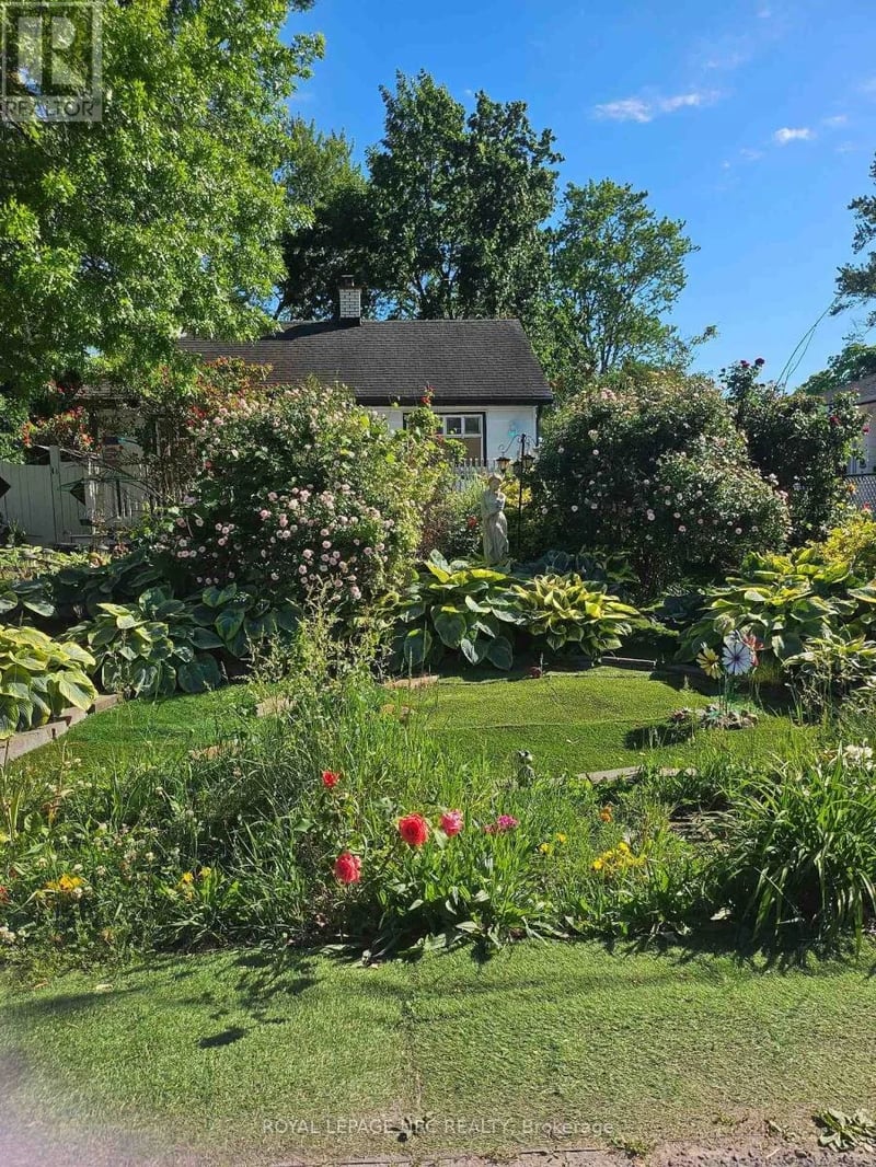 7 Vera Street, St. Catharines (Western Hill), Ontario, L2S1C3, St. Catharines (Western Hill), Ontario — photo 1 of 5