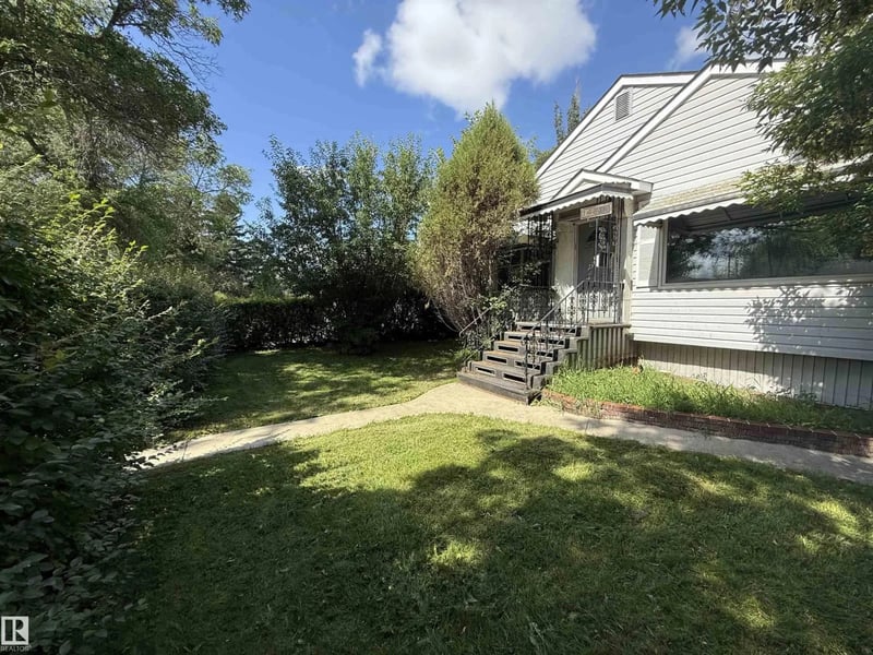 14810 104 AV NW, Edmonton, Alberta, T5N0X7, Edmonton, Alberta — photo 1 of 5