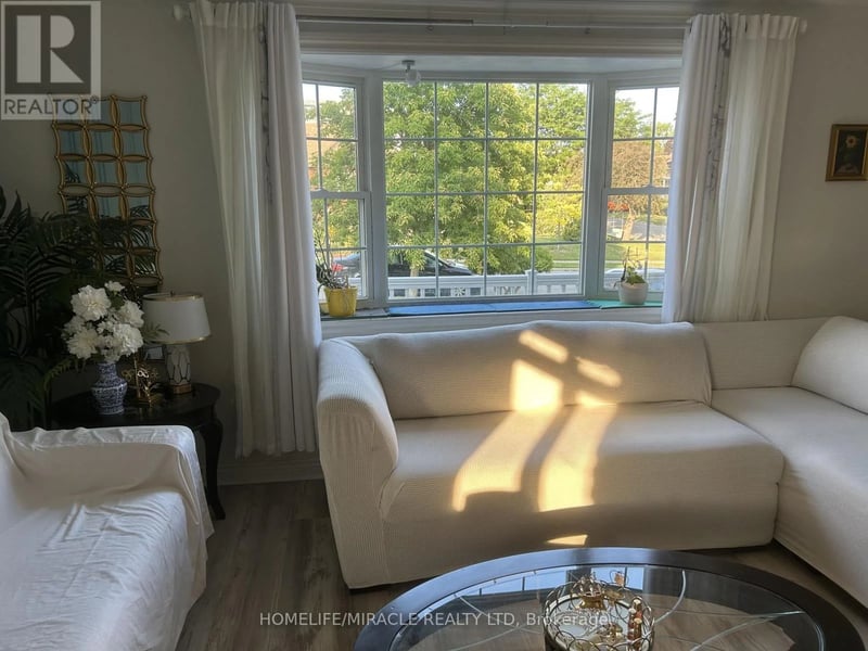 46 Inniswood ( Upper Level) Drive, Toronto (Wexford-Maryvale), Ontario, M1R1E5, Toronto (Wexford-Maryvale), Ontario — photo 1 of 5