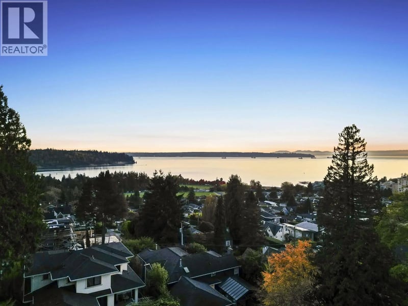 1066 FULTON Avenue, West Vancouver, British Columbia, V7T1N2, West Vancouver, British Columbia — photo 1 of 5