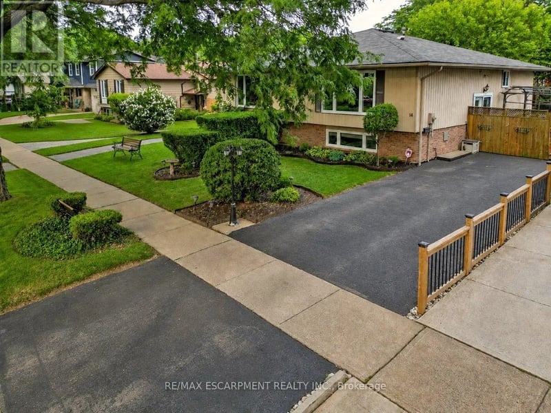14 Woodeden Road, Grimsby (Grimsby Beach), Ontario, L3M4N4, Grimsby (Grimsby Beach), Ontario — photo 1 of 5