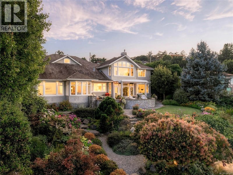 2924 Mt. Baker View Road, Saanich, British Columbia, V8N1Z5, Saanich, British Columbia — photo 1 of 5
