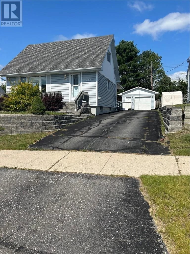 200 Hillside Drive S, Elliot Lake, Ontario, P3A1N5, Elliot Lake, Ontario — photo 1 of 5