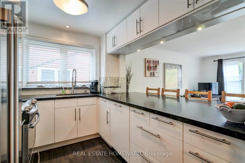 #Main Floor 21 Love Crescent, Toronto (The Beaches), Ontario, M4E1V6, Toronto (The Beaches), Ontario — photo 1 of 5