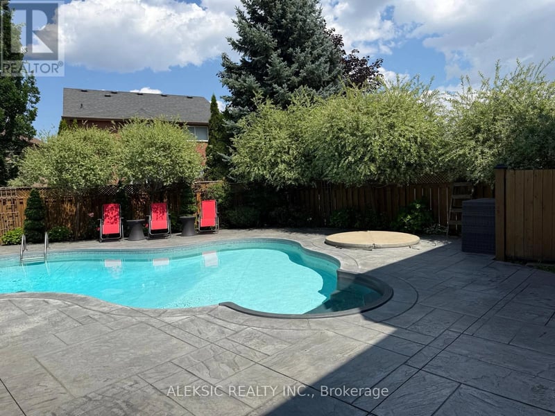33 Hillpath Crescent, Brampton (Snelgrove), Ontario, L6Z4T7, Brampton (Snelgrove), Ontario — photo 1 of 5