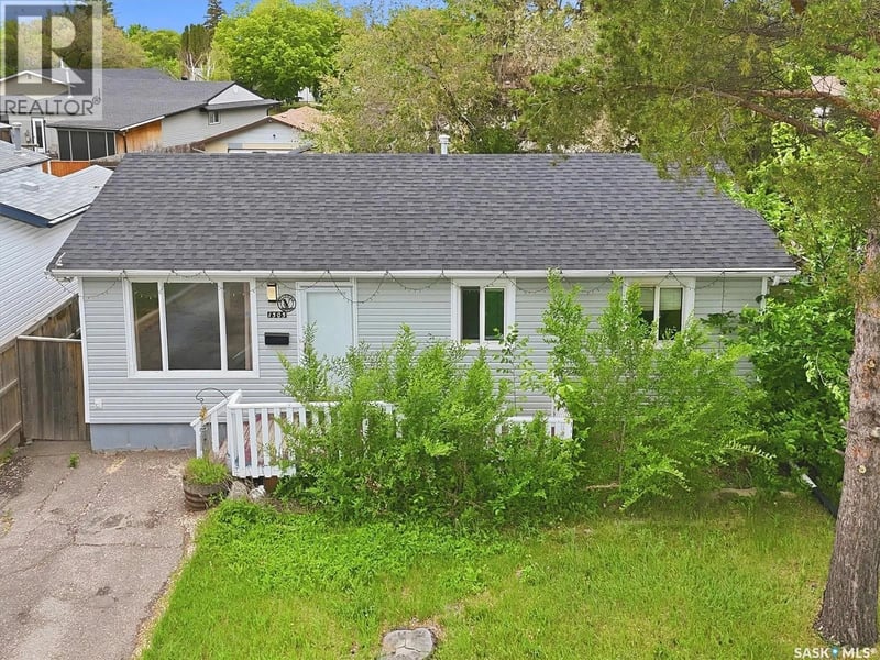 1305 W AVENUE N, Saskatoon, Saskatchewan, S7L3J2, Saskatoon, Saskatchewan — photo 1 of 5