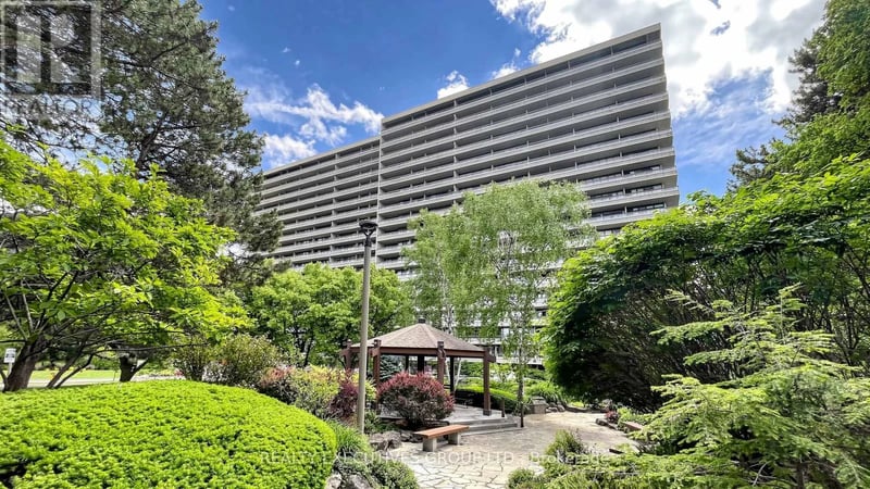 #206 8111 Yonge Street, Markham (Royal Orchard), Ontario, L3T4V9, Markham (Royal Orchard), Ontario — photo 1 of 5