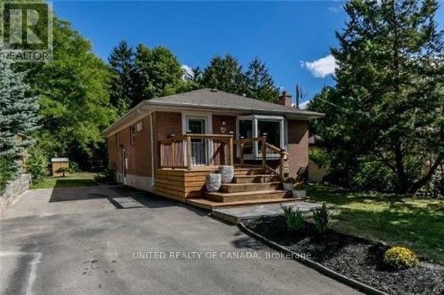 45 Bayview Parkway, Newmarket (Huron Heights-Leslie Valley), Ontario, L3Y3W2, Newmarket (Huron Heights-Leslie Valley), Ontario — photo 1 of 5