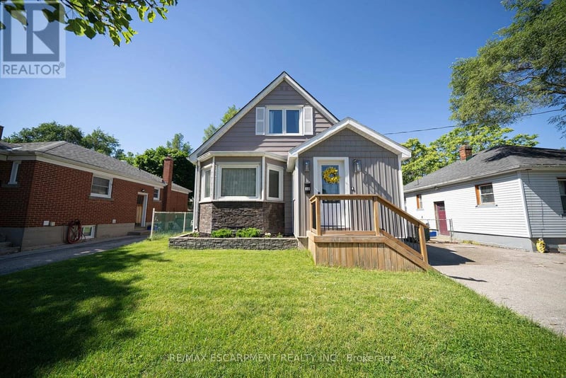 32 ELMWOOD Avenue, Brantford, Ontario, N3R2J8, Brantford, Ontario — photo 1 of 5