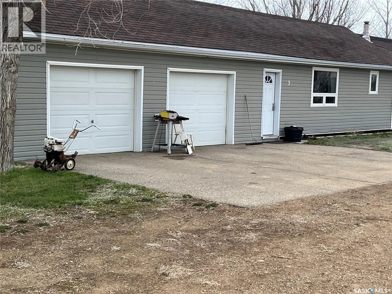9 2nd STREET E, Willow Bunch, Saskatchewan, S0H4K0, Willow Bunch, Saskatchewan — photo 1 of 5