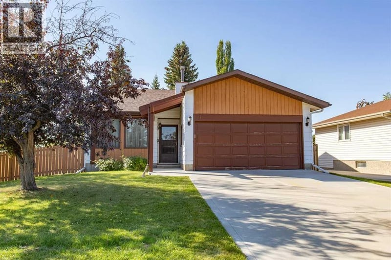 9 Rollis Street, Red Deer, Alberta, T4P2Y6, Red Deer, Alberta — photo 1 of 5