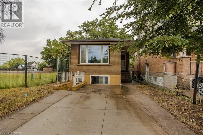 307 DUNSMURE Road, Hamilton, Ontario, L8L1X1, Hamilton, Ontario — photo 1 of 5