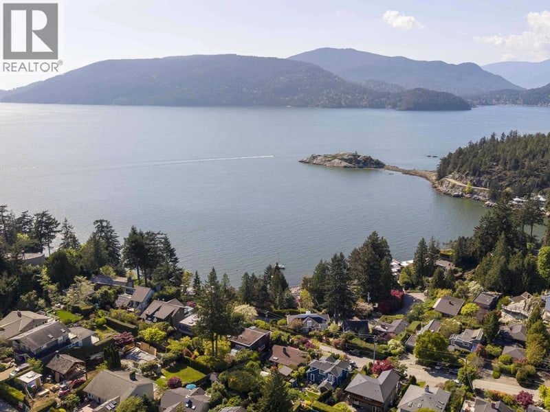 6248 WELLINGTON Avenue, West Vancouver, British Columbia, V7W2H4, West Vancouver, British Columbia — photo 1 of 5