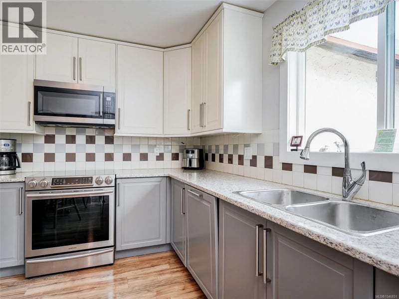 3960 Arlene Place, Saanich, British Columbia, V8Z6H9, Saanich, British Columbia — photo 1 of 5