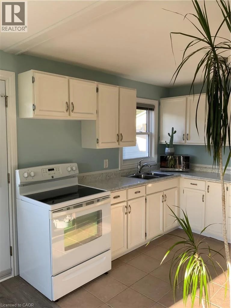 25 FIRST Avenue, Long Point, Ontario, N0E1M0, Long Point, Ontario — photo 1 of 5