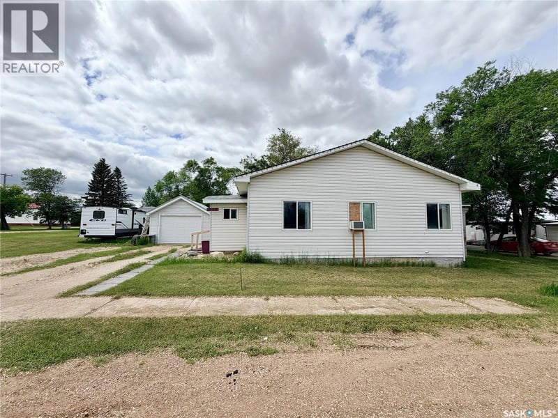 213 Main STREET, Maymont, Saskatchewan, S0M1T0, Maymont, Saskatchewan — photo 1 of 5