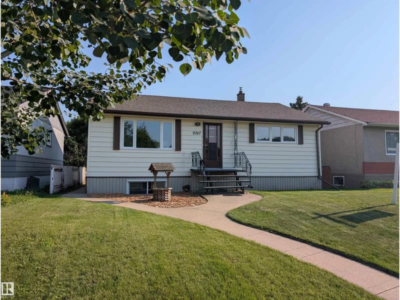 9747 66 AV NW, Edmonton, Alberta, T6E0M4, Edmonton, Alberta — photo 1 of 5