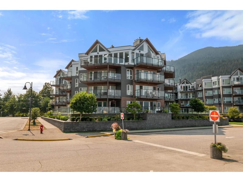 #315 378 ESPLANADE Avenue, Harrison Hot Springs, British Columbia, V0M1K0, Harrison Hot Springs, British Columbia — photo 1 of 5