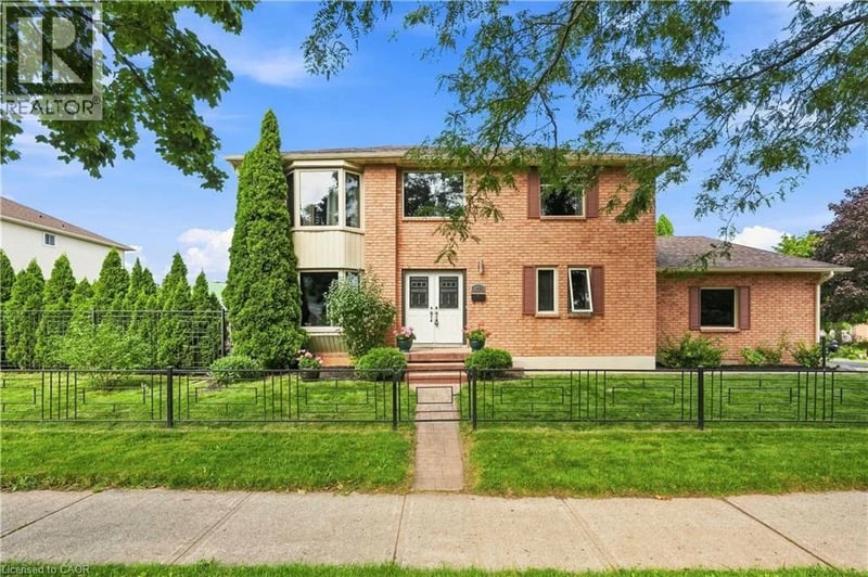 138 LIVINGSTON Avenue, Grimsby, Ontario, L3M4X1, Grimsby, Ontario — photo 1 of 5