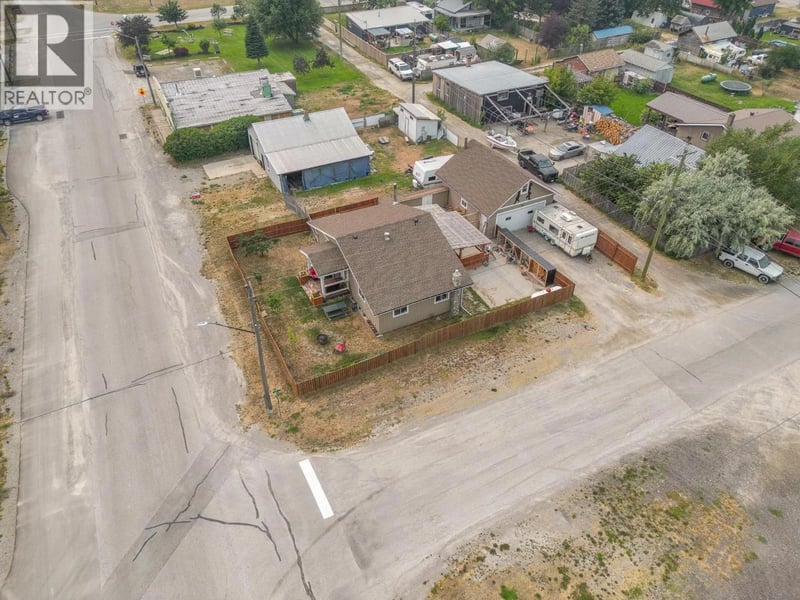 8909 GRAINGER Road, Canal Flats, British Columbia, V0B1B0, Canal Flats, British Columbia — photo 1 of 5