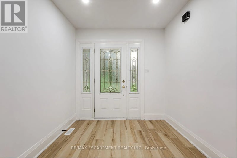 2104 Mississauga Road, Mississauga (Sheridan), Ontario, L5H2K6, Mississauga (Sheridan), Ontario — photo 1 of 5