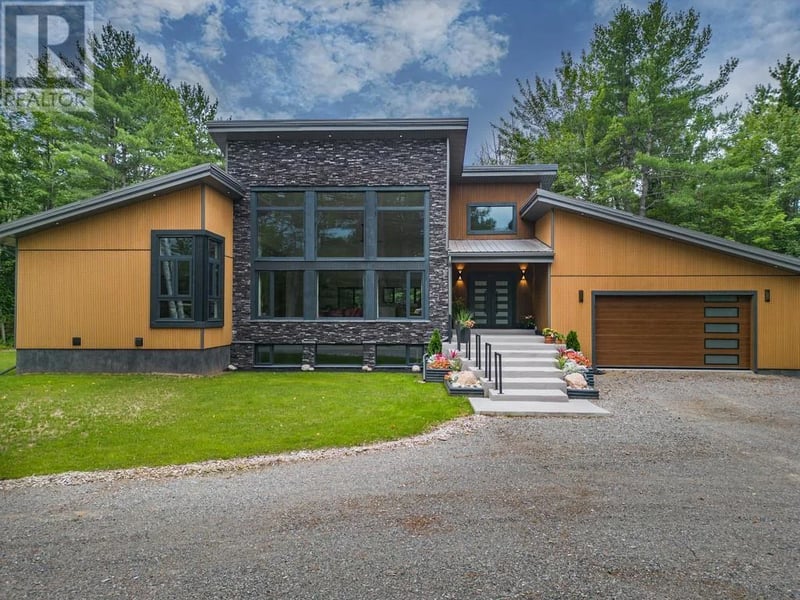 4223 Queen ST, Sault Ste. Marie, Ontario, P6A5K9, Sault Ste. Marie, Ontario — photo 1 of 5