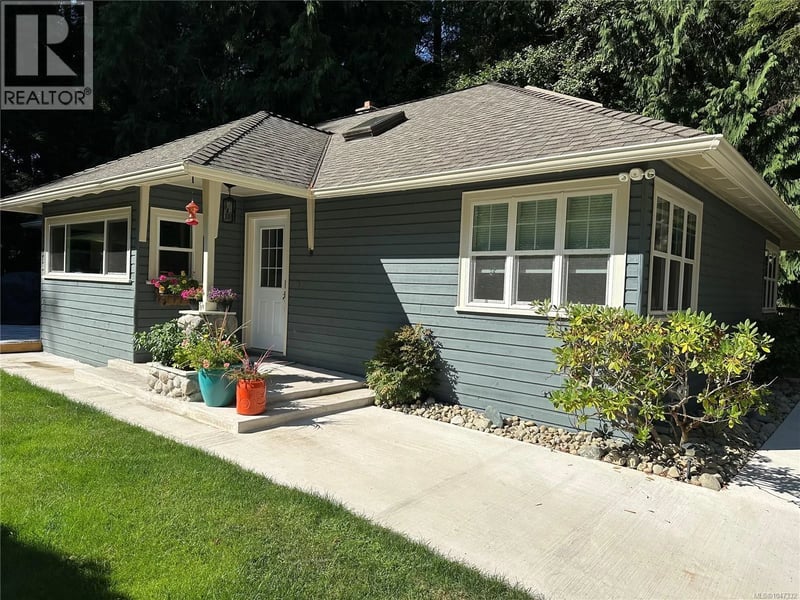324 Chester Road, Qualicum Beach, British Columbia, V9K1B9, Qualicum Beach, British Columbia — photo 1 of 5
