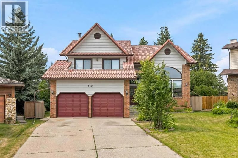 119 Strathbury Bay Southwest, Calgary, Alberta, T3H1N3, Calgary, Alberta — photo 1 of 5