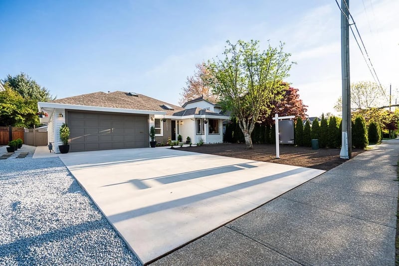 15512 112 Avenue, Surrey, British Columbia, V3R6H1, Surrey, British Columbia — photo 1 of 5
