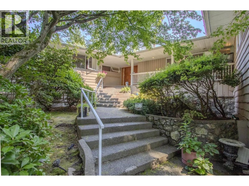 606 ST ANDREWS Road, West Vancouver, British Columbia, V7S1V4, West Vancouver, British Columbia — photo 1 of 5