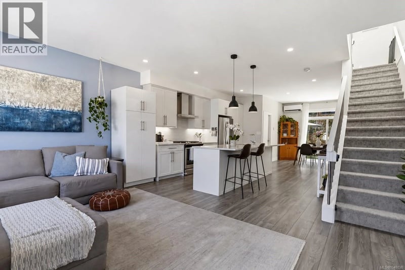 615 Selwyn Close, Langford, British Columbia, V9B0Z2, Langford, British Columbia — photo 1 of 5