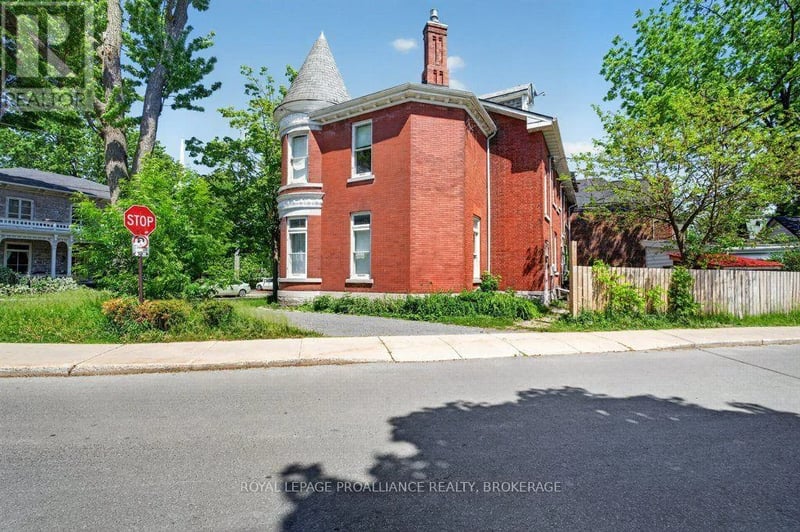 162 Earl Street, Kingston (Central City East), Ontario, K7L2H2, Kingston (Central City East), Ontario — photo 1 of 5
