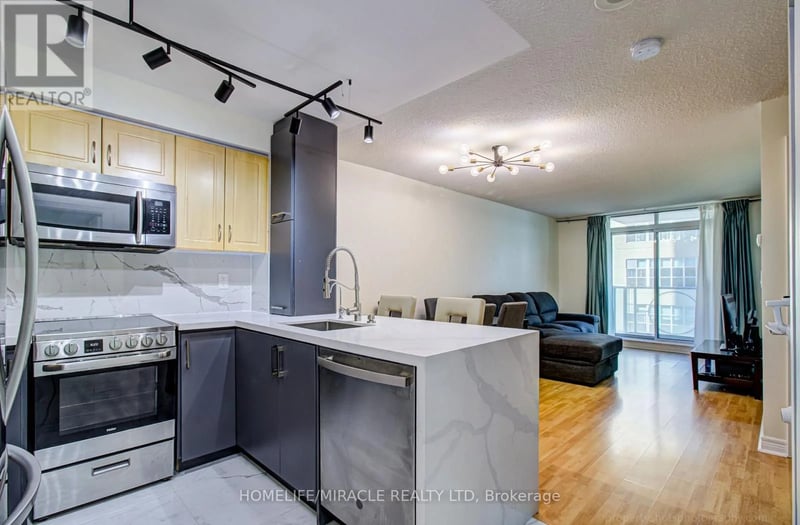 #705 212 Eglinton Avenue, Toronto (Mount Pleasant East), Ontario, M4P0A3, Toronto (Mount Pleasant East), Ontario — photo 1 of 5
