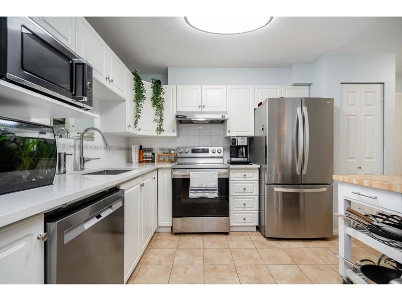 #212 12733 72 Avenue, Surrey, British Columbia, V3W2M7, Surrey, British Columbia — photo 1 of 5