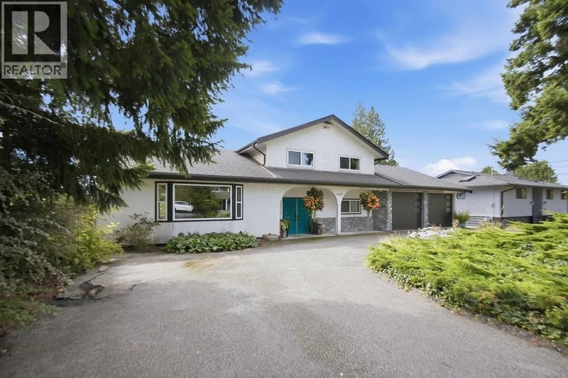 6447 SAMRON Road, Sechelt, British Columbia, V7Z0M8, Sechelt, British Columbia — photo 1 of 5