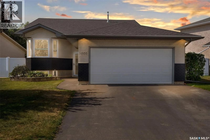 1355 Maple Leaf CRESCENT N, Regina, Saskatchewan, S4X4J4, Regina, Saskatchewan — photo 1 of 5
