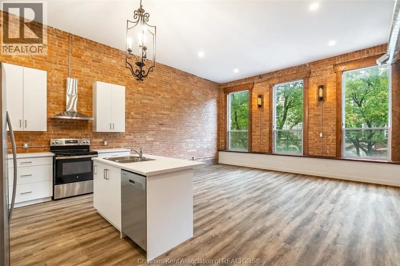 #201 164 King Street West, Chatham, Ontario, N7M1E3, Chatham, Ontario — photo 1 of 5