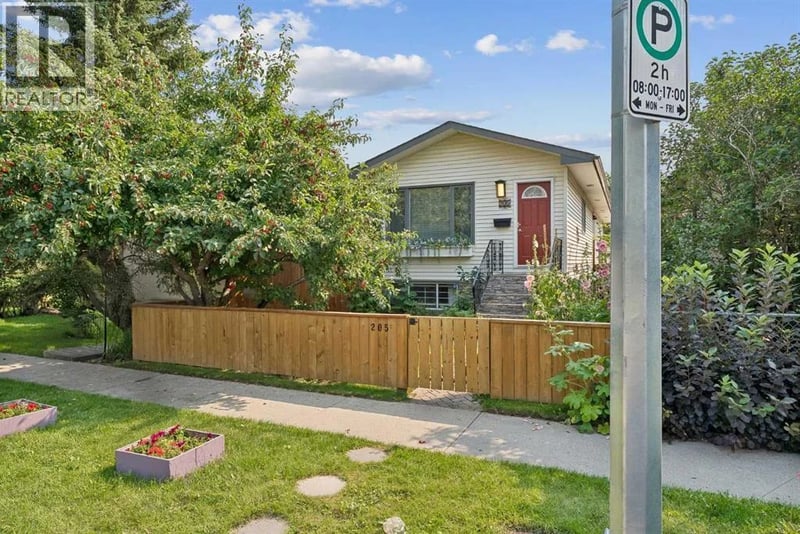 205 15 Avenue Northeast, Calgary, Alberta, T2E1H1, Calgary, Alberta — photo 1 of 5