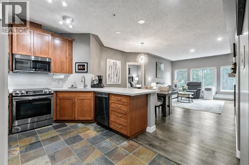 20 Discovery Ridge Close Southwest, Calgary, Alberta, T3H5X4, Calgary, Alberta — photo 1 of 5