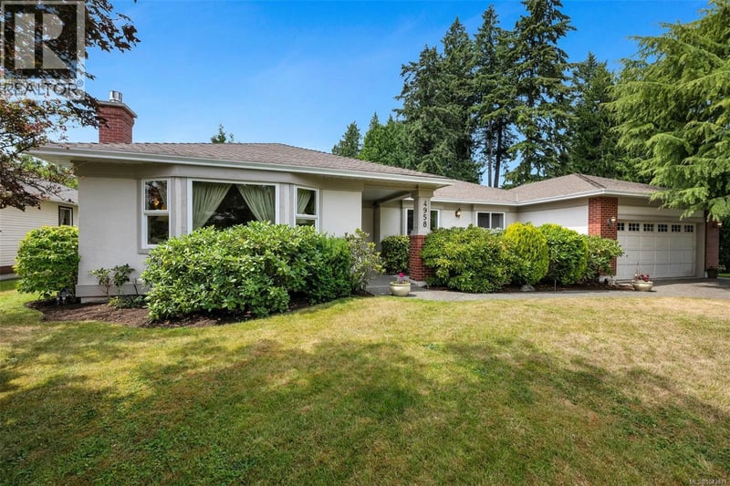 4958 Del Monte Avenue, Saanich, British Columbia, V8Y3A2, Saanich, British Columbia — photo 1 of 5