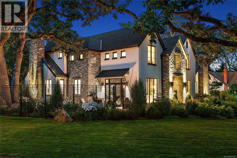3395 Weald Road South, Oak Bay, British Columbia, V8R6E4, Oak Bay, British Columbia — photo 1 of 5