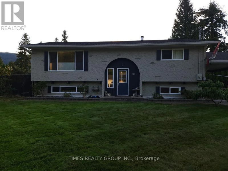 606 Gillis Avenue, Sicamous, British Columbia, V0E2V0, Sicamous, British Columbia — photo 1 of 5