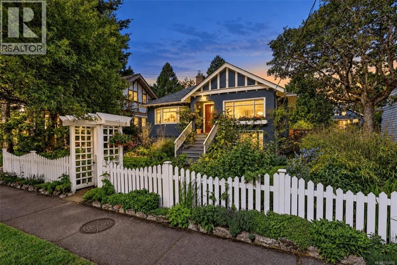 970 Bank Street, Victoria, British Columbia, V8S4B2, Victoria, British Columbia — photo 1 of 5
