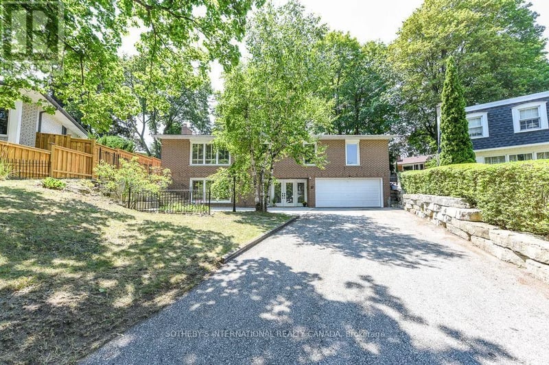 31 Queensborough Crescent, Toronto (Willowridge-Martingrove-Richview), Ontario, M9R1A1, Toronto (Willowridge-Martingrove-Richview), Ontario — photo 1 of 5