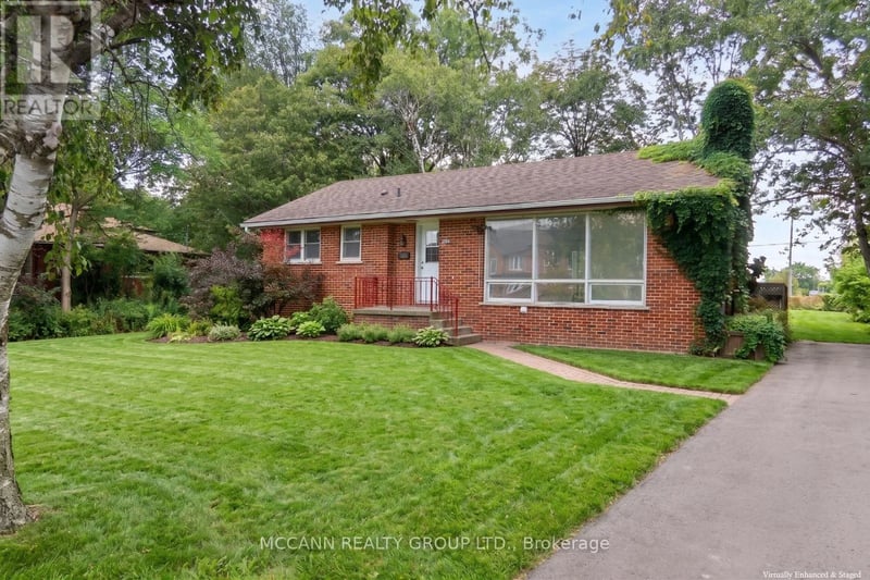 #A 562 Mulock Court, Newmarket (Gorham-College Manor), Ontario, L3Y5H2, Newmarket (Gorham-College Manor), Ontario — photo 1 of 5