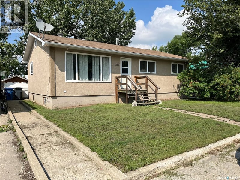 229 4th AVENUE E, Gravelbourg, Saskatchewan, S0H1X0, Gravelbourg, Saskatchewan — photo 1 of 5