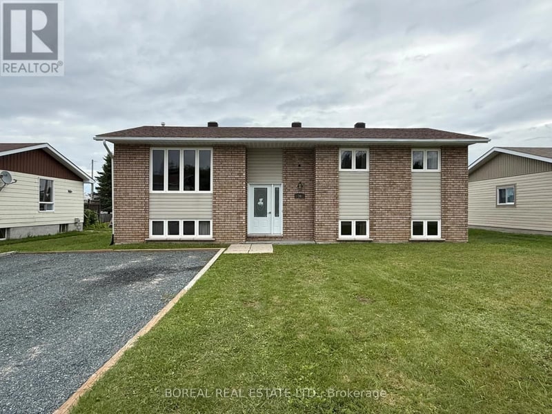 30 Eighteenth Avenue, Cochrane, Ontario, P0L1C0, Cochrane, Ontario — photo 1 of 5