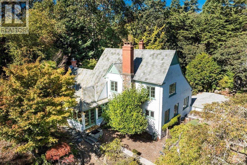 30 Beach Drive, Oak Bay, British Columbia, V8S2L2, Oak Bay, British Columbia — photo 1 of 5
