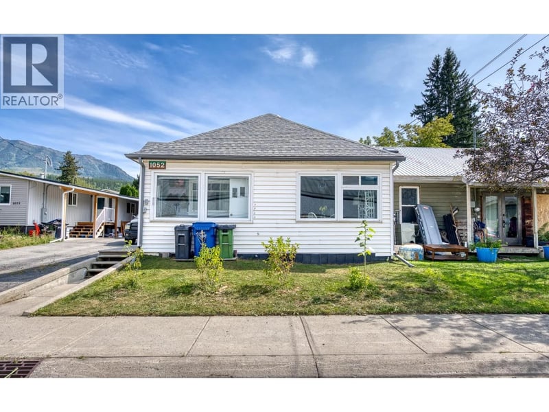 1052 6TH Avenue, Fernie, British Columbia, V0B1M0, Fernie, British Columbia — photo 1 of 5