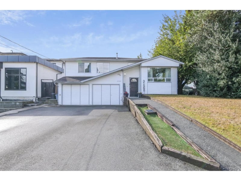 31568 OAKRIDGE Crescent, Abbotsford, British Columbia, V2T6A6, Abbotsford, British Columbia — photo 1 of 5